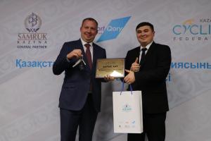 ALLUR ҚАЗАҚСТАНДЫҚ АВТОМОБИЛЬ КОМПАНИЯСЫНЫҢ ӨКІЛІ ОРТАЛЫҚ ДИРЕКТОРЫНА АВТОКӨЛІК КІЛТІН ТАБЫСТАДЫ